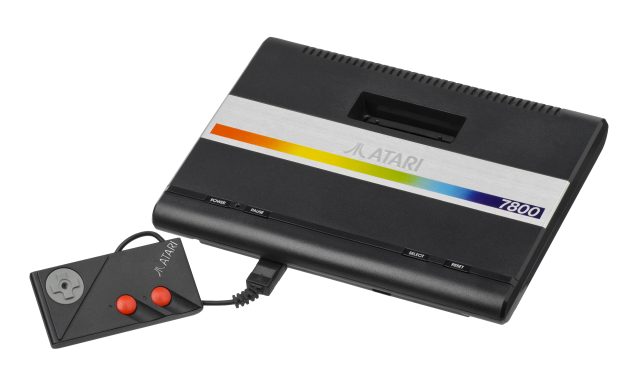 Atari 7800 wraz z padem